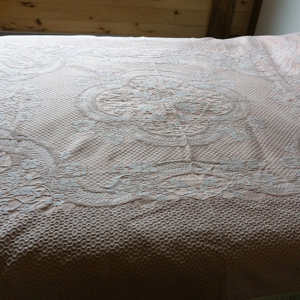 Couvre-lit vintage rose corail et blanc crème à motif jacquard et frange wister en coton, Couverture de style romatique pour une déco boho