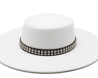 Sombrero Fedora Blanco con Banda Tachonada: Estilo Gótico Boho Chic de Ala Ancha
