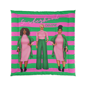 Op de afbeelding: Drie vrouwen in roze en groene outfits staan tegen een achtergrond van roze en groene strepen. De tekst "Sisterhood Divine" is bovenaan de afbeelding in roze cursief geschreven.