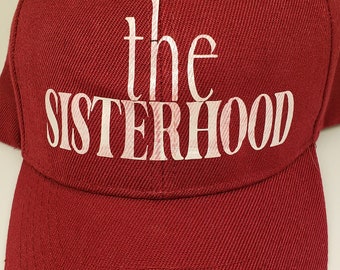 Gorra de béisbol Sisterhood: letras brillantes y correa ajustable