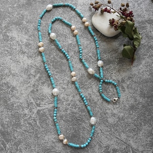 Lange Halskette aus blauen und türkisfarbenen Perlen mit Süßwasserperle.  lange Edelsteinkette. Doppelstrang-Edelsteinkette. Edelstein Perlen Kette