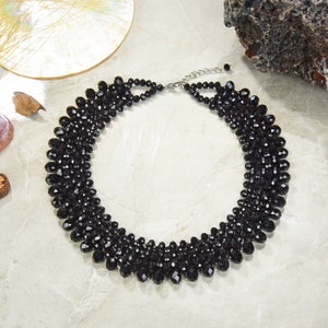 Collier tendance en gros cristaux. Collier plastron en perles à la main. Collier audacieux aux couleurs vives.  Veuillez cliquer pour un choix de couleurs
