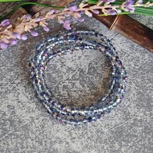 4 mm Grau petite Kristall stapelbares Set von vier Stretch Armbänder.Armband dünn stapelbar Kristall. zartes Armband. unisex Armband.