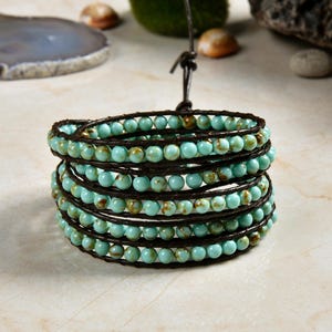 Turquoise 5 wikkelarmband met kralen. Boho statement armband. Rockers-armband met meerdere strengen. Dikke leren armband met kralen.