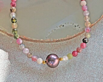 Braccialetto leggero e delicato con perline di tormalina autentica e pendente di perle d'acqua dolce per donne o ragazze. Braccialetto boho con pietre preziose multicolori. - Italia
