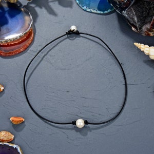 Single Pearl Necklace Knotted on Leather Cord. Pearl and Leather Choker Necklace. Minimalism Necklace.