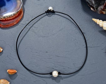 Single Pearl Necklace Knotted on Leather Cord. Pearl and Leather Choker Necklace. Minimalism Necklace.