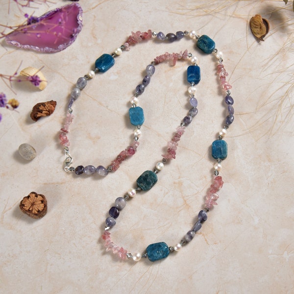 Long collier fraise quartz et apatite. Collier multirangs multi-rangs en argent sterling. Collier chaîne naturelle avec pierres précieuses multiples.