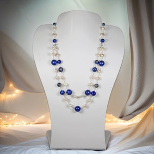 Kort halsband med dubbelsträngad lapis lazuli och odlade pärlor.