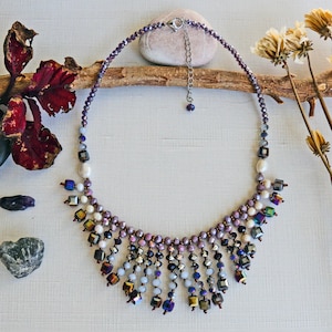 Een statementketting met franjes en kwastjes; ketting met kralenslab-stijl; veelkleurige ketting; ketting met kristallen kraag; Glanzende ketting