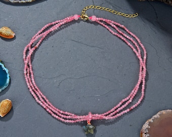 Collar de cuarzo rosa de varias vueltas con colgante de labradorita. Collar de cuarzo rosa. Hecho a mano. Colgante de labradorita. Delicado.