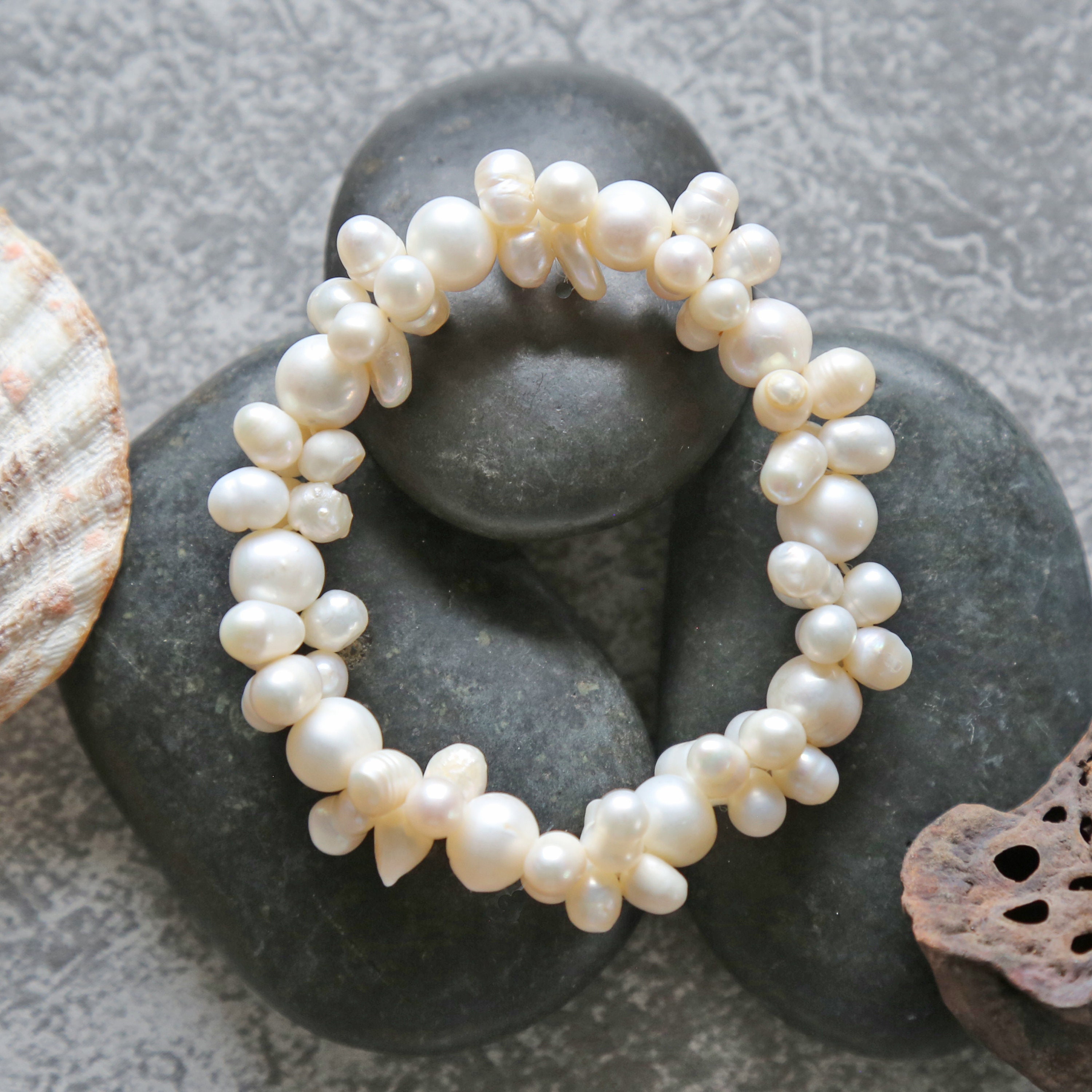 本物のファイヤークラッカーパールブレスレット。ビーズパール