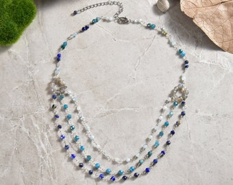 Mehrsträngige Halskette mit mehreren blauen Edelsteinperlen. Mehrlagige Halskette mit blauen Edelsteinperlen und Draht. Natürliche Lapis-Apatit-Aquamarin-Mix-Stein-Halskette