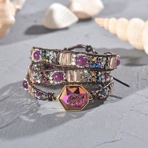 Ametistarmband med flera stenar och 5 omlottpärlor på äkta läder. Handgjort superarmband med ädelstenar och läder. Stapelbart armband.