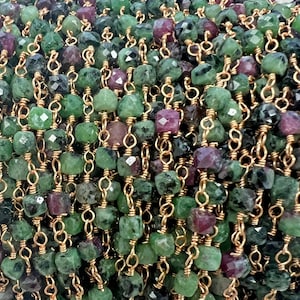 Cubos facetados de rubí zoisita de 2 pies y 4 mm en cadena color oro. Gema engarzada en alambre. Alambre de oro con baño de plata esterlina de primera calidad que no se deslustra.