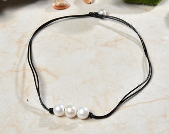 Gargantilla de cuero y perlas cultivadas de agua dulce. Collar de tres perlas. Collar de cuero. Perla y cuero. Joyería de cumpleaños de junio.