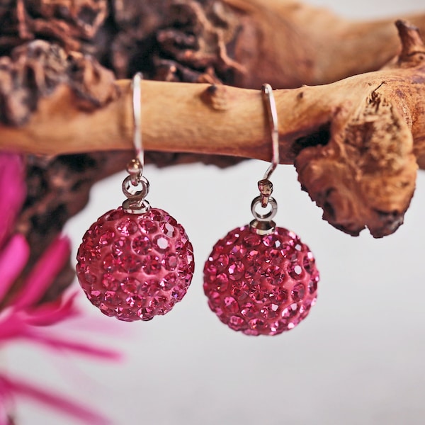 Boucles d'oreilles pendantes style boules pavées de cristaux roses. Boucles d'oreilles tendance boule Bling en cristal rose vif. Fil de boucle d'oreille en argent sterling.