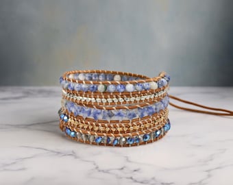 Bracciale a cinque giri in sodalite. Bracciale a cinque giri in pelle. Bracciale a strati con pietre naturali. Bracciale Boho. Bracciale a cinque giri nei toni del blu.