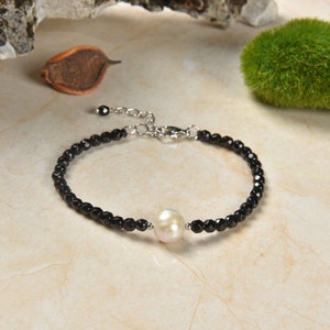 Beaded Single Freshwater Pearl & Genuine Onyx Dainty Bracelet. Two Tone Black and White Gemstone Bracelet. Pearl Pendant Bracelet.