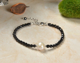 Beaded Single Freshwater Pearl & Genuine Onyx Dainty Bracelet. Two Tone Black and White Gemstone Bracelet. Pearl Pendant Bracelet.