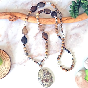 Collar colgante de jaspe en tonos terrosos con cuentas largas. Collares largos anudados. Piedra natural con cuentas. Collar bohemio hecho a mano con jaspe.