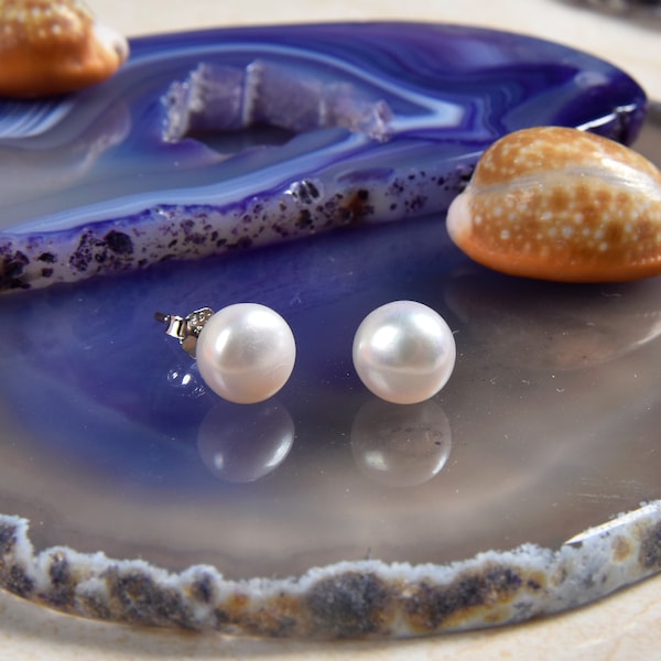 Oryginalne kremowobiałe kolczyki z perłami o średnicy 7-8 mm. Kolczyki z perłami ze srebra próby 925. Kolczyki z perłami na co dzień. Prezent dla druhen.