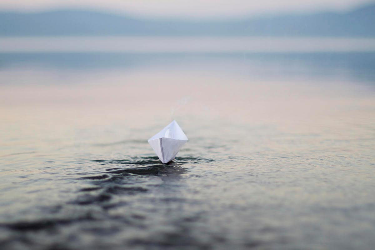 Бумажный кораблик плывет. Бумажный кораблик. Бумажный кораблик на волнах. Бумажный кораблик плывет по реке.
