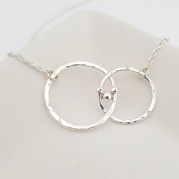 Mother Daughter Unity Sterling Silver Necklace - Interlocking Rings symbolizing Parent-Child Bond, Hammered Minimalist Jewelry