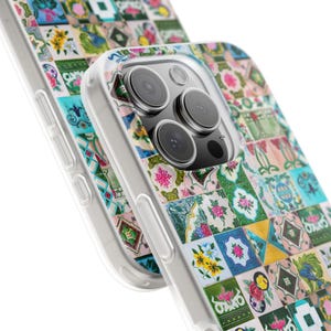 Könnte beinhalten: Transparente Handyhülle mit einem farbenfrohen Fliesenmuster. Das Design zeigt ein Mosaik aus floralen und geometrischen Elementen in Rosa, Grün, Blau und Gelb. Die Hülle wird mit einem Telefon im Inneren gezeigt.