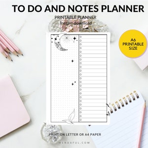 Può includere: Un planner stampabile da fare e note con un design di luna e stelle. Il planner è di dimensioni A6 e può essere stampato su carta lettera o A4. Il testo "PRINTABLE PLANNER" e "Instant download" è in cima al planner. Il testo "A6 PRINTABLE SIZE" è in una casella gialla sul lato destro del planner. Il testo "PRINT ON LETTER OR A4 PAPER" è in fondo al planner.