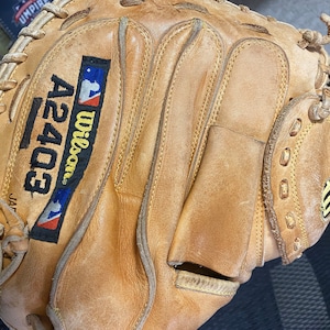 VINTAGE 1980&#39;S Wilson A2403 Catchers Baseball Glove wear on Left hand throw with right collectors Memorabilia Made Marked Japan Rare