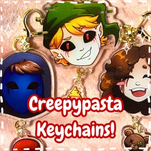 Puede incluir: Una colección de llaveros acrílicos con personajes de dibujos animados de temática espeluznante. Los llaveros tienen cierres dorados e incluyen personajes con detalles en rojo y negro, y el texto "Creepypasta Keychains!" en rojo y blanco.