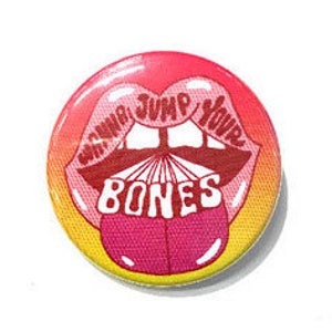 Puede incluir: Un botón degradado rosa y amarillo con una boca y una lengua rojas. La boca dice "Wanna jump your bones".
