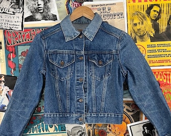 Vintage Kids des années 80 bleu lavage moyen deux poches USA Levi's Denim Jean Trucker Jacket taille 18 12-13 ans garçons filles manteau Levis vêtements de travail américains