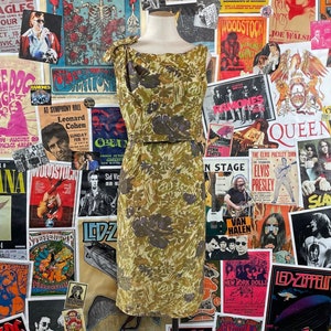 Vintage Women&#39;s 60s Green Gold Floral Print Lamé Boatneck Sleeveless Wiggle Cocktail Dress Size 0/2, 60s Retro Cocktail Evening Dress XS
