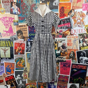 Vintage Women&#39;s 50s-60s Black & White Houndstooth Print Collared V-Neck Shirtwaist Dress Size 2, Fit and Flare Rockabilly Pinup Style
