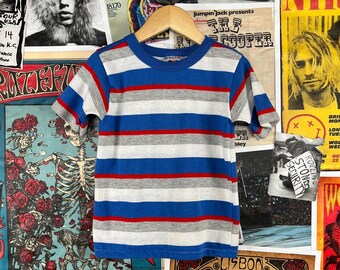 T-shirt vintage rayé à manches courtes pour garçons des années 1980, bleu rouge, gris et blanc, taille 5, 4 ans et 5 ans, t-shirt rétro pour tout-petit garçon, États-Unis, vêtements pour enfants des années 80