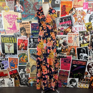 Vintage Women&#39;s 60s-70s Blue Tropical Floral Sleeveless Collared V-Neck Button Up Wide Leg Jumpsuit XS Groovy Flower Disco Glam Hostess