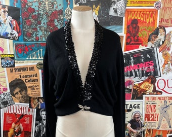 Vintage des années 40-50 noir en cachemire Stylecraft of Miami paillettes strass broche V profond court cardigan de soirée pull taille petite