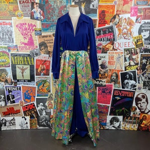 Vintage Women's 60s-70s Blue Floral Print Lamé Long Sleeve Wide Leg V-Neck Jumpsuit Size 6 Groovy Mod Hostess Cocktail Party Union Made