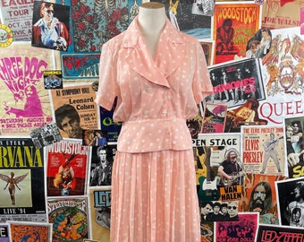 Vintage Damen 90er Jahre Pink Polka Dot Chaus Petites Peplum V-Ausschnitt Bluse & hoch taillierter Faltenrock Anzug Set Größe 4, 90er Jahre Mom Style Outfit