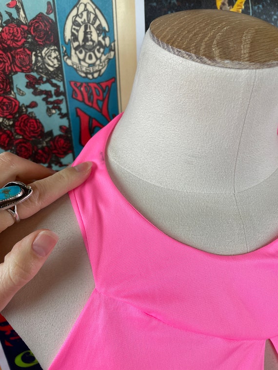 Vintage Women's 70s Neon Pink Sleeveless Keyhole … - image 2