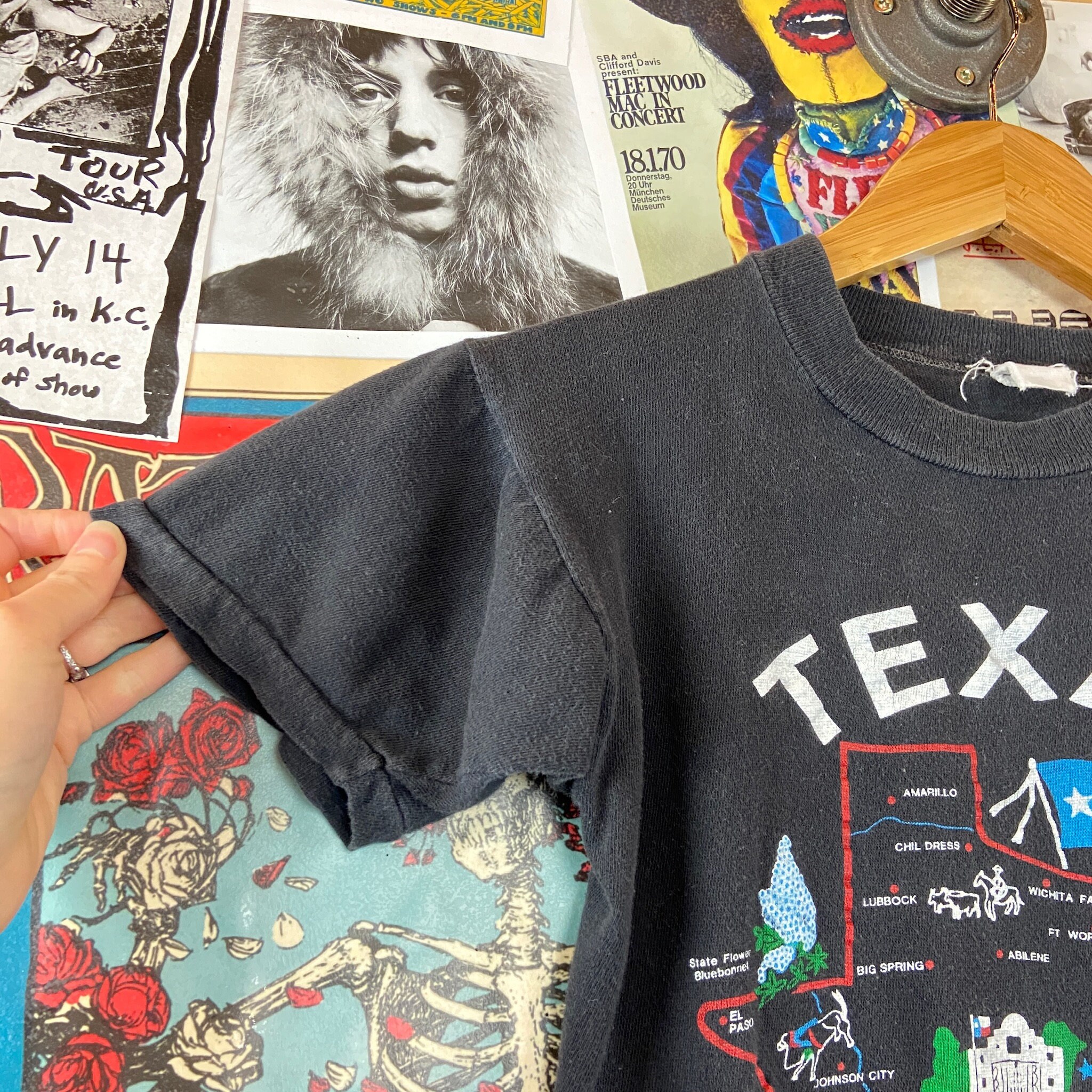 Vintage Texas Jaren 70 Kids Eenzame Ster Kleding Unisex kinderkleding Tops & T-shirts T-shirts T-shirts met print Vintage Kids 1970s Faded Black Texas 'The Lone Star State' Souvenir T-Shirt Jaren 70 Kids T-Shirt 