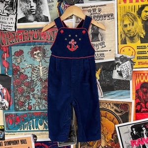 Salopette Carter in velluto a coste ricamata blu e rossa con motivo nautico anni '80, per bambini, 12 mesi, abbigliamento retrò preppy
