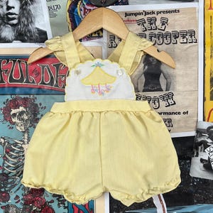 Vintage Baby Girls Kids Retro 70s Yellow White Carousel Merry Go Round Ruffle Sleeveless Playsuit Romper 3-6 Months Spring Summer Outfit