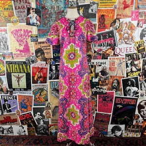 Vintage 60s-70s Pink Paisley Flower Power Print Lace Up Short Sleeve Maxi Hostess Dress Elegant Lady Retro XS/S Groovy Psychedelic