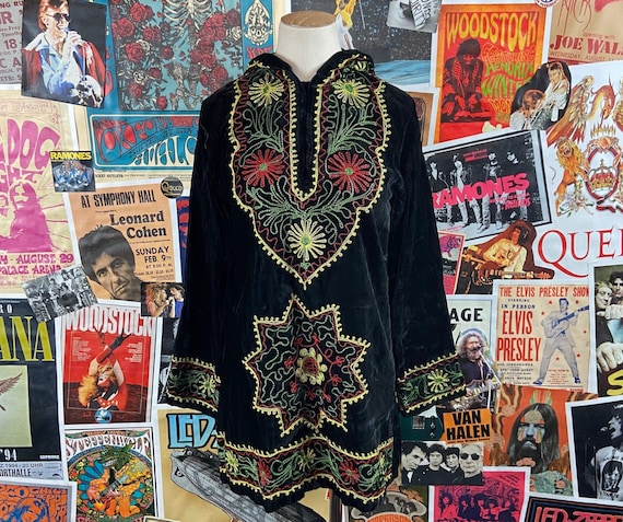 Vintage Women's 70s Black Velvet Floral Embroider… - image 1