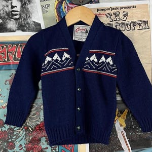 ヴィンテージ 幼児 子供用 70年代 ブルー レッド ホワイト マウンテン シーン ストライプ ラップアラウンド プリント コーウィン カーディガン セーター レトロ ボーイズ スキー グランパコア トップ