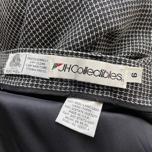 Pode incluir: Uma saia de padr&atilde;o preto e branco com uma cintura preta. A saia tem uma etiqueta que diz "JJHCollectibles" e "100% Wool/Laine/Lana 100% Acetate/Acetato Lining/Forro Made in U.S.A. Fait aux Etats-Unis Hecho en EE.UU. Over/Au Verso +"