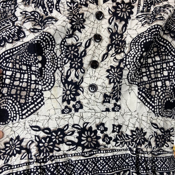 Vintage Womens 70s Black White Paisley Tiki Print… - image 3